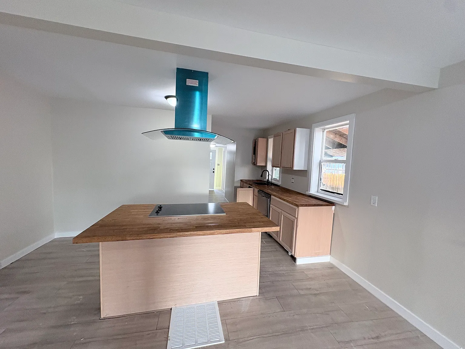 4 bed, 981 sqft, $1,550 — Photo 4