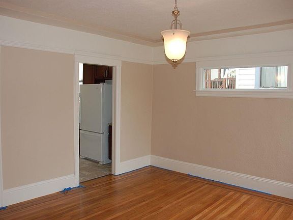 4th image of 122 Lawrence Ave