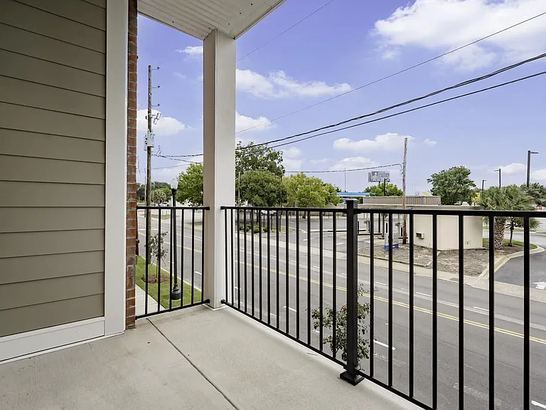 Benton Crossing — Photo 9
