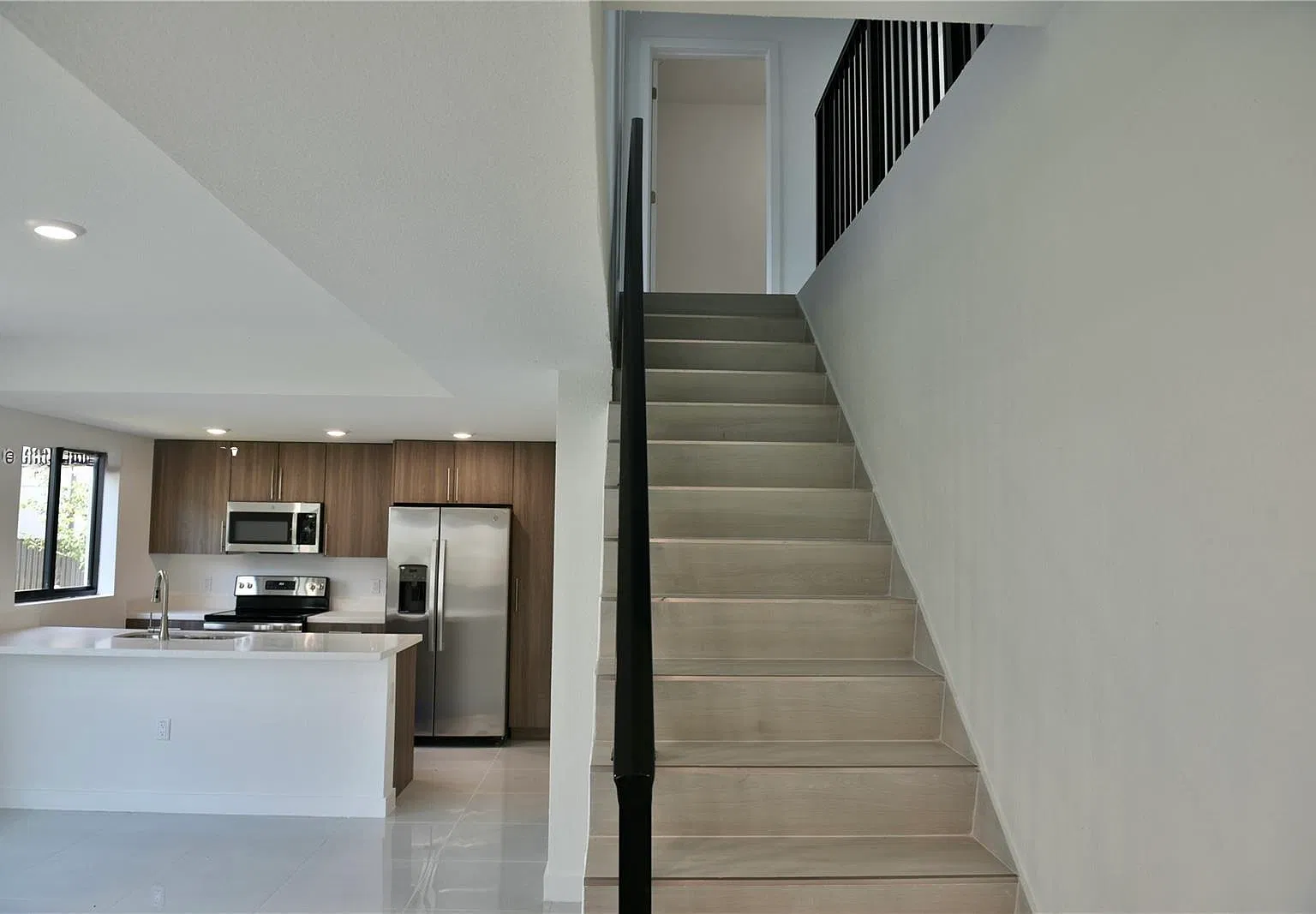 5 bed, 5.5 bath, 1902 sqft, $3,000 — Photo 3