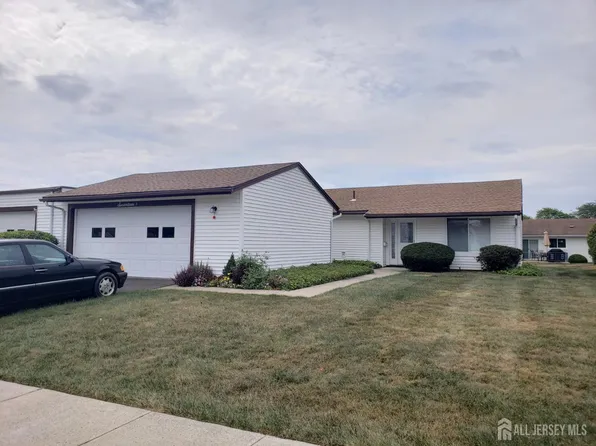 17 Celtis Plz #B, Monroe Township, NJ 08831