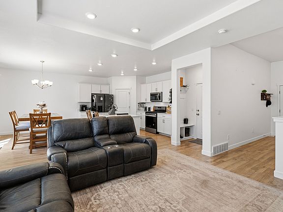 3rd image of 22 N Chadwick Cir