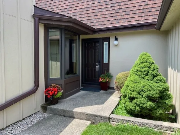 31 Elmwood Ct, Indian Head Park, IL 60525