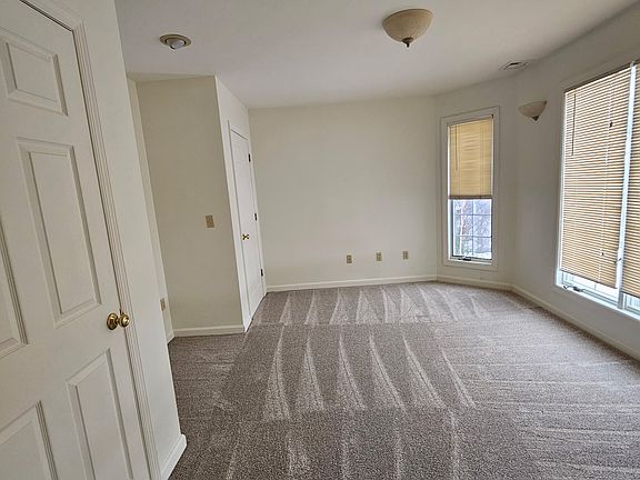 3rd image of 102 Queenswood Dr