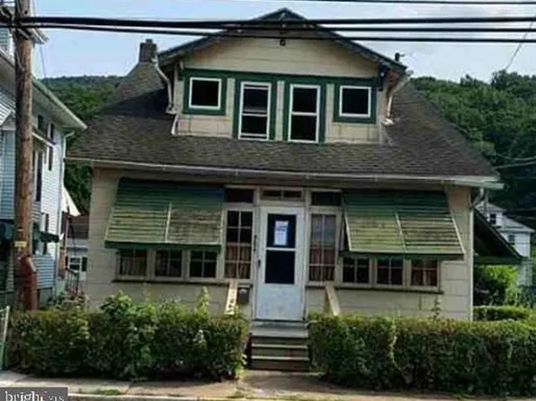 954 Center St, Coal Township, PA 17866