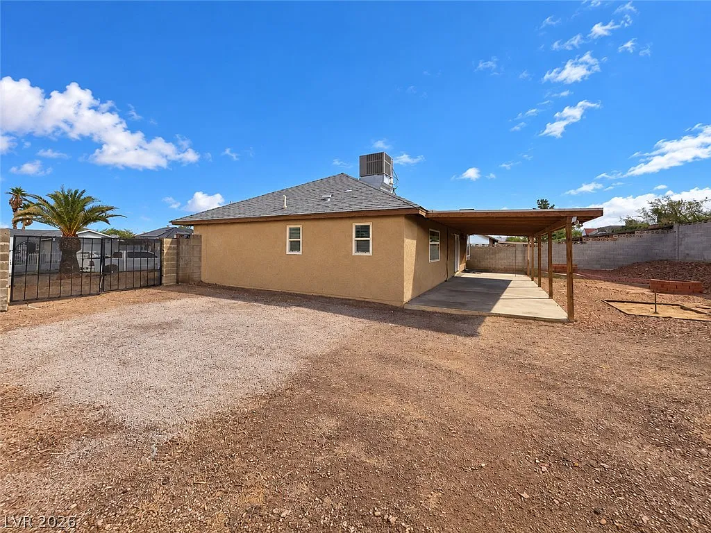 3 bed, 2.0 bath, 1008 sqft, $1,860 — Photo 3