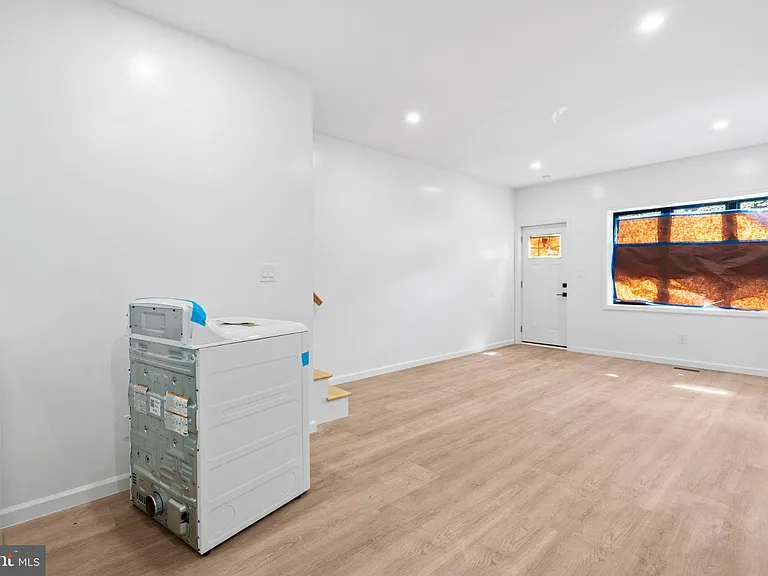 2055 Dickinson St — Photo 7