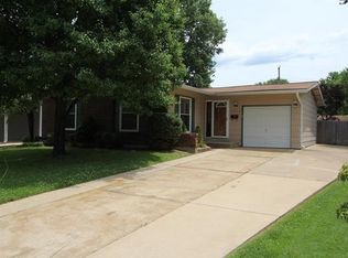 2330 Palm Dr, Florissant, MO