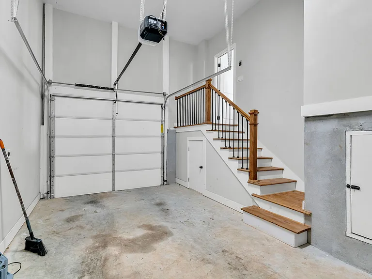 976 Dunning St — Photo 35