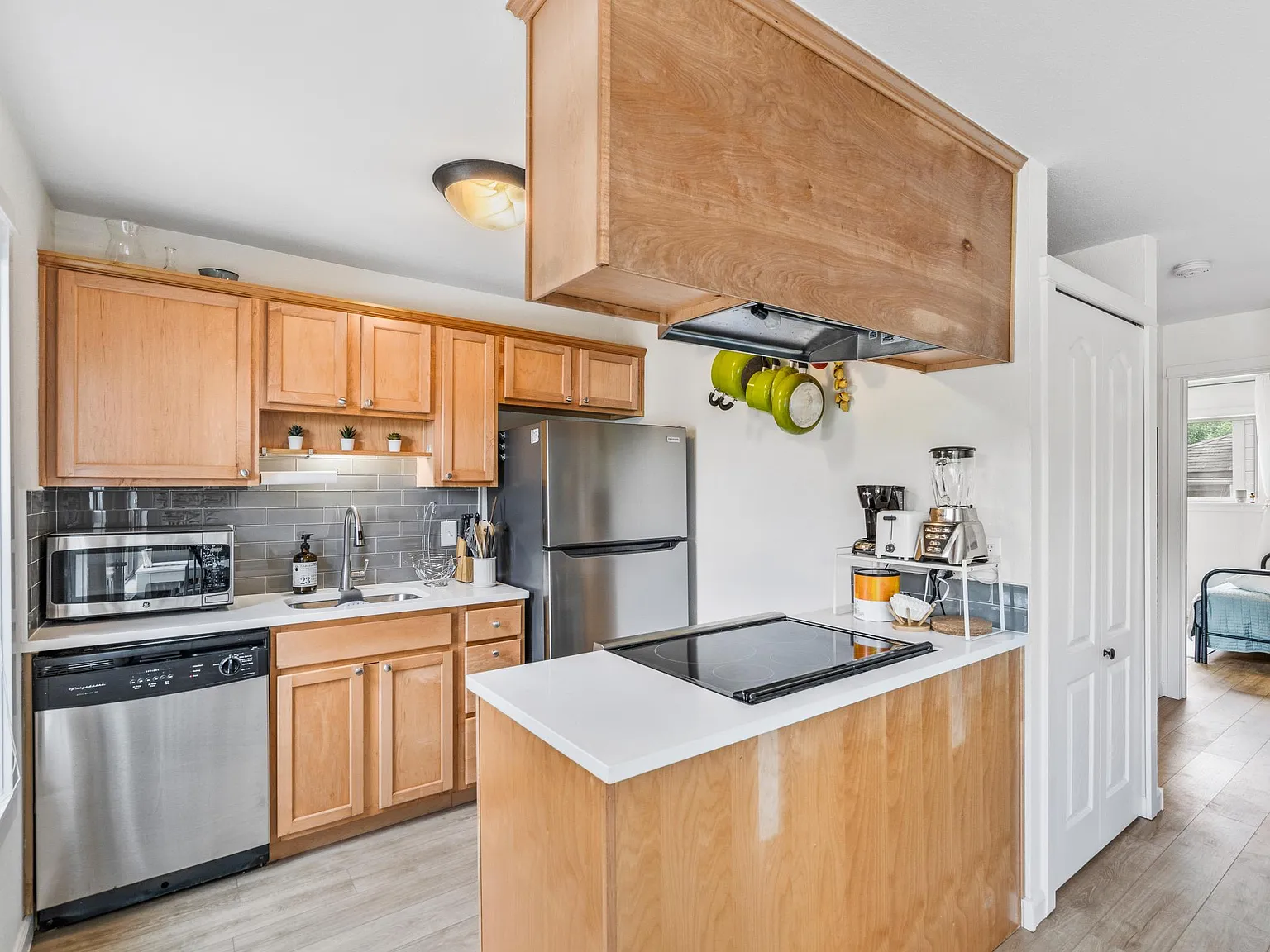 2 bed, 559 sqft, $2,400 — Photo 3