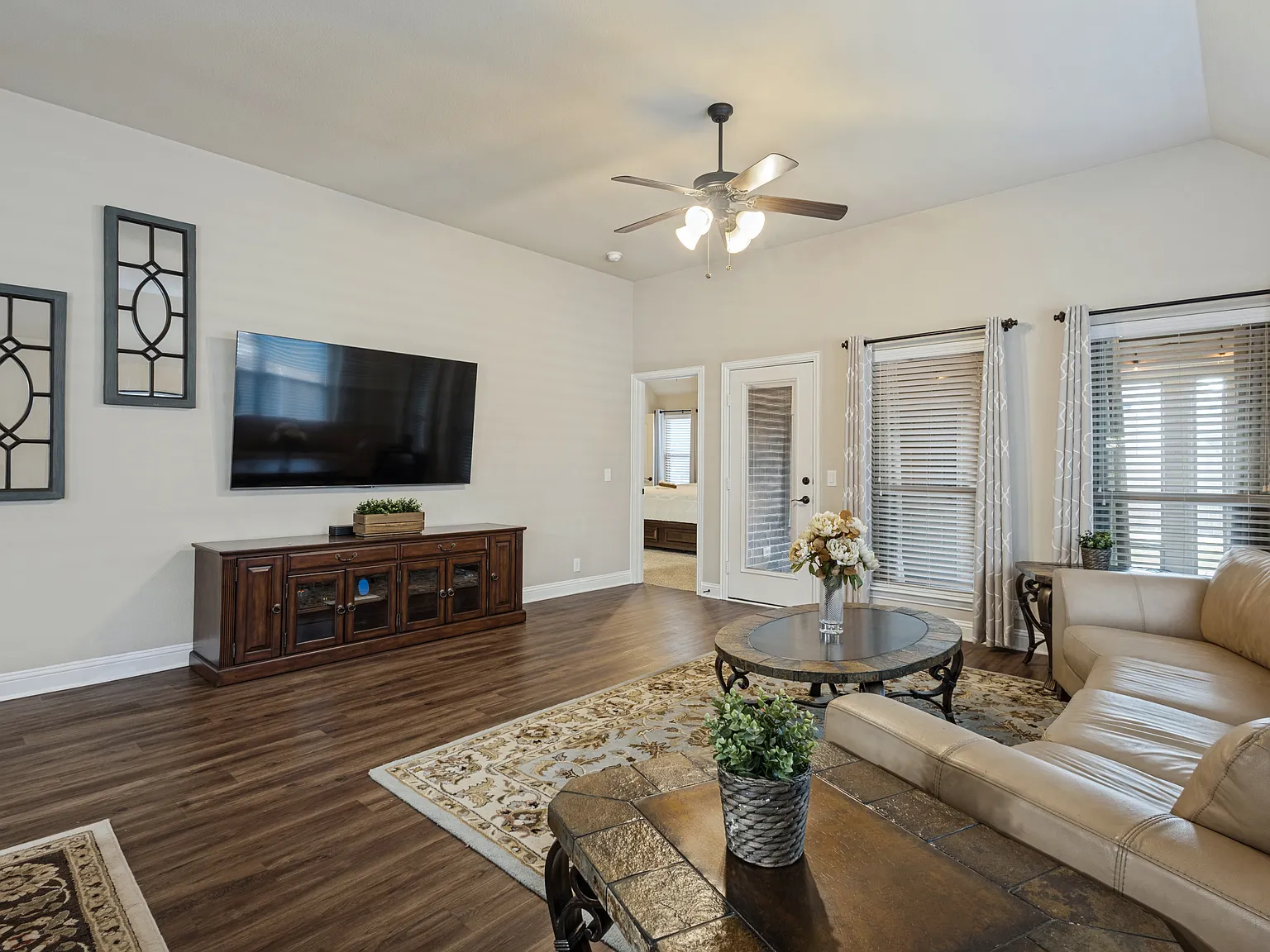 4 bed, 2095 sqft, $2,500 — Photo 2