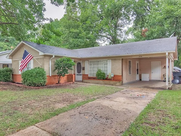 2726 W Cavett Dr — Photo 2