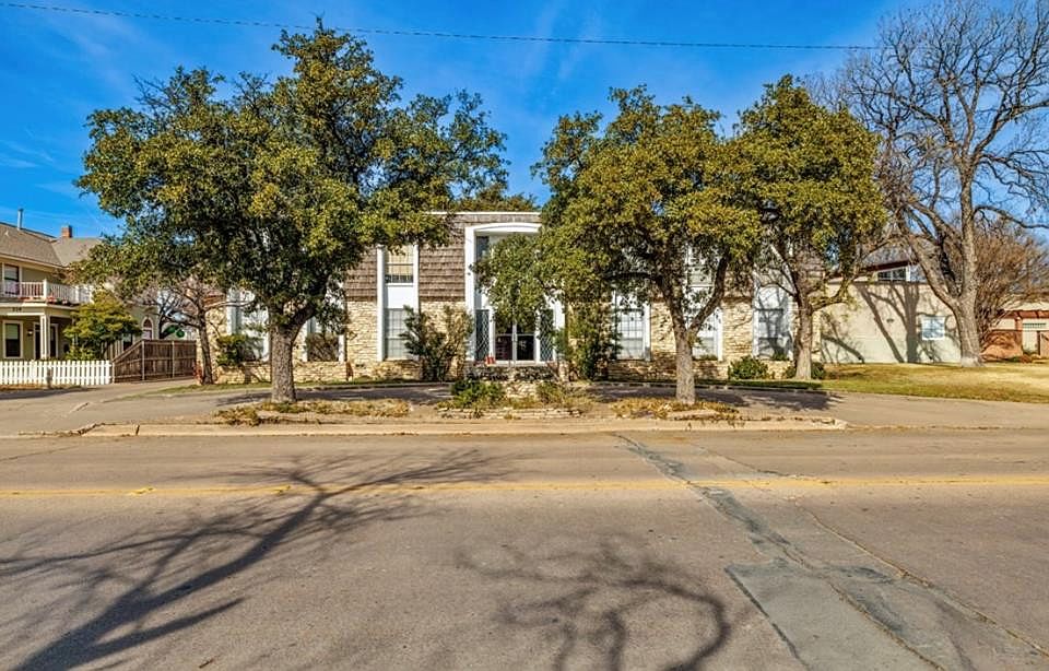 1st image of 326 W Concho Ave