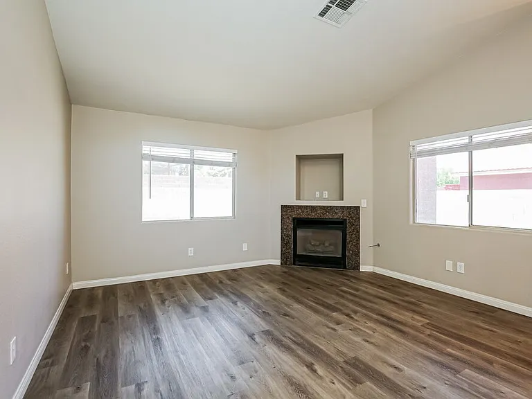 504 Stonehurst Dr — Photo 4