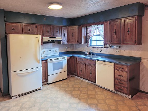 3rd image of 461 Maher Rd