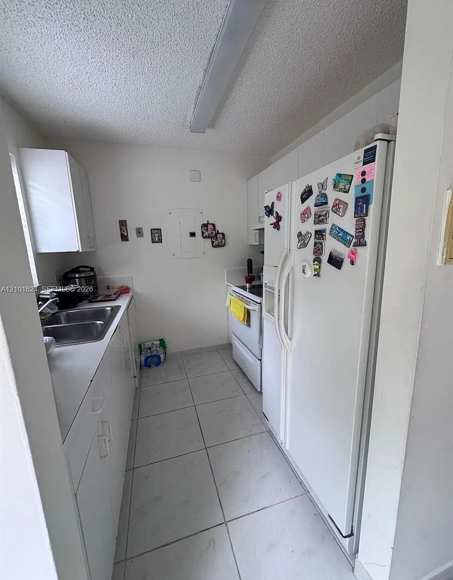 Treasure Of Kendall Condo — Photo 4