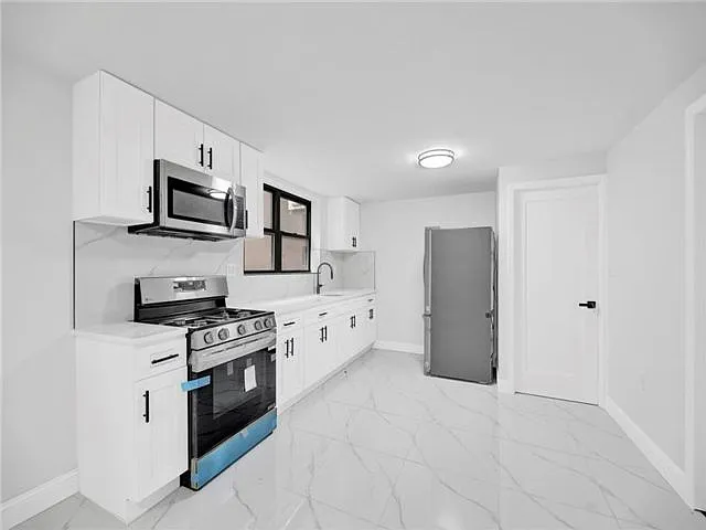 3 bed, 2.0 bath, $3,000 — Photo 2