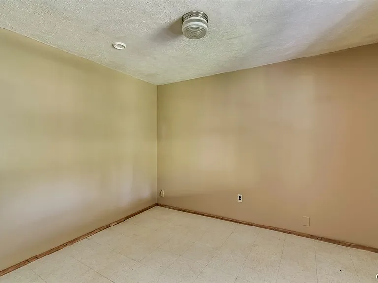 544 S Mechanic St — Photo 13