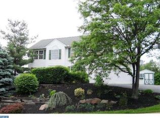 1 Elmwood Dr, Douglassville, PA 19518