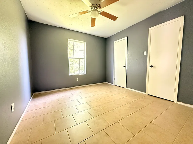 303 Carly Dr — Photo 4