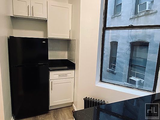 5th image of 330 E 15th St APT 17