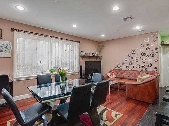 4th image of 1905 Putnam Ave APT 2L