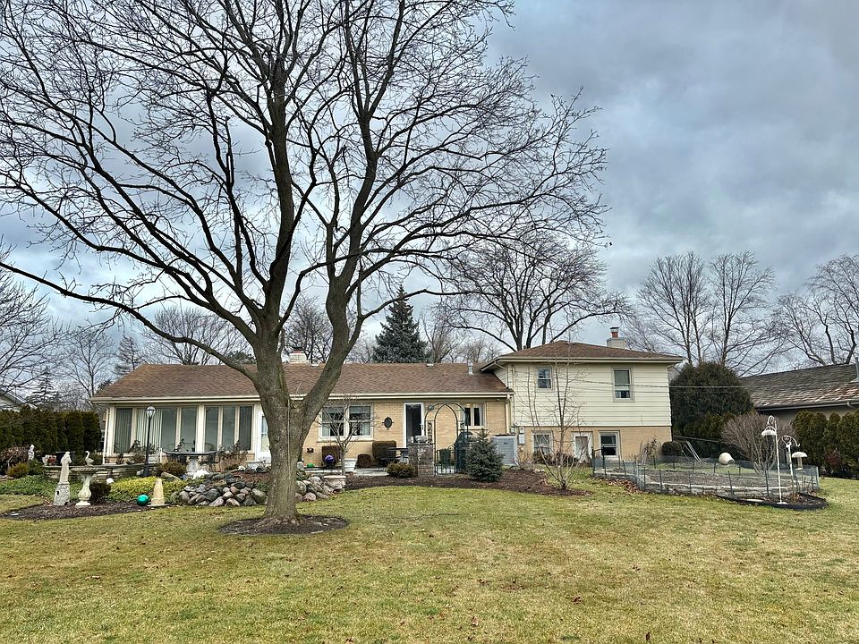 2nd image of 2739 Canterbury Dr