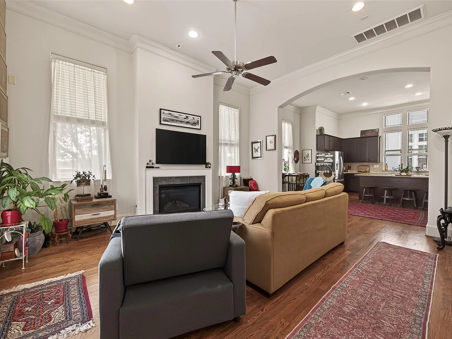 3 bed, 3.5 bath, 2420 sqft, $3,600 — Photo 3