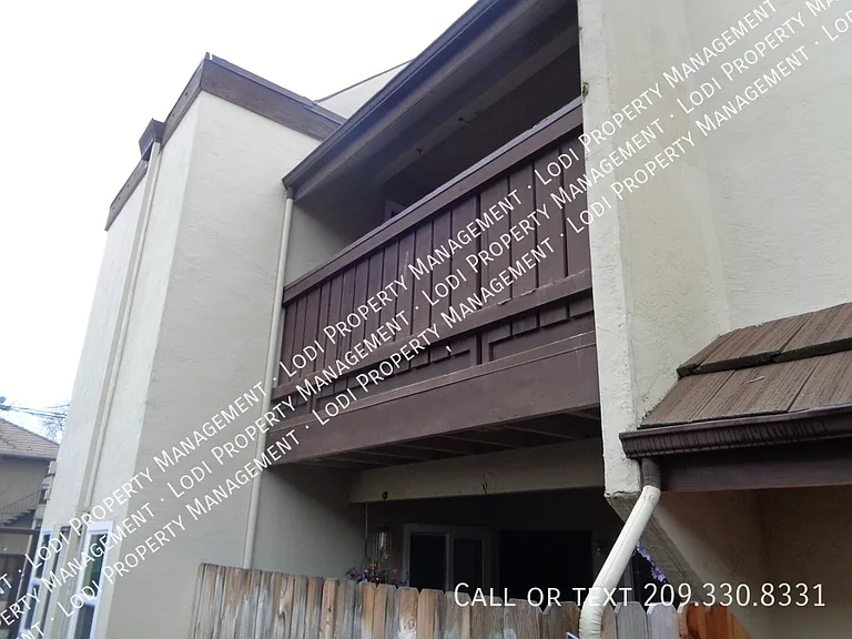 423 W Oak St #7 — Photo 17