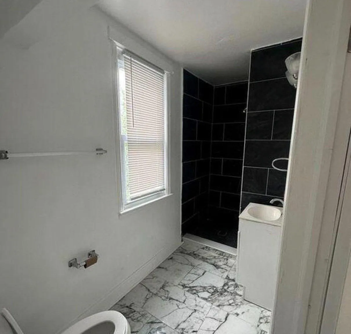 4 bed, 1.0 bath, 2920 sqft, $2,400 — Photo 4