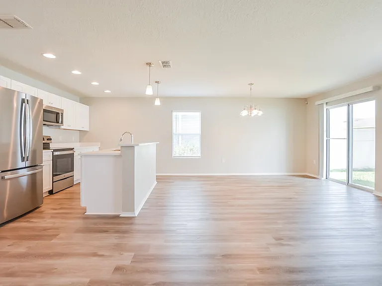 1617 Strathmore Cir — Photo 3