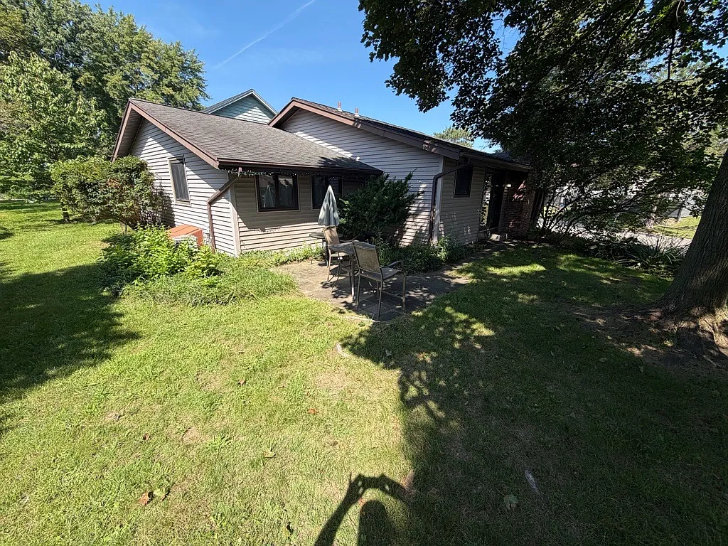 5 bed, 1.5 bath, 1100 sqft, $2,800 — Photo 2