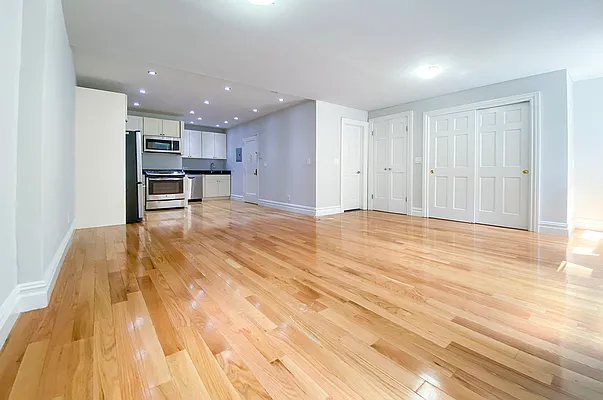 Rented by Coldwell Banker Warburg | media 13