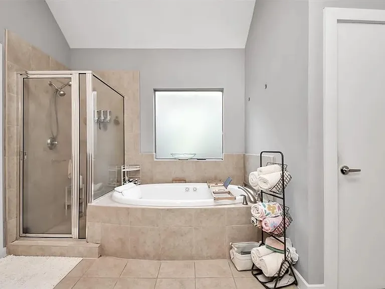 4422 Center St — Photo 16