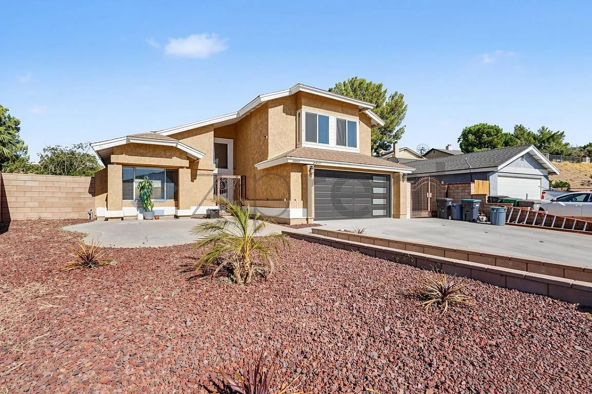 3 bed, 2.5 bath, 8268 sqft, $3,300 — Photo 3