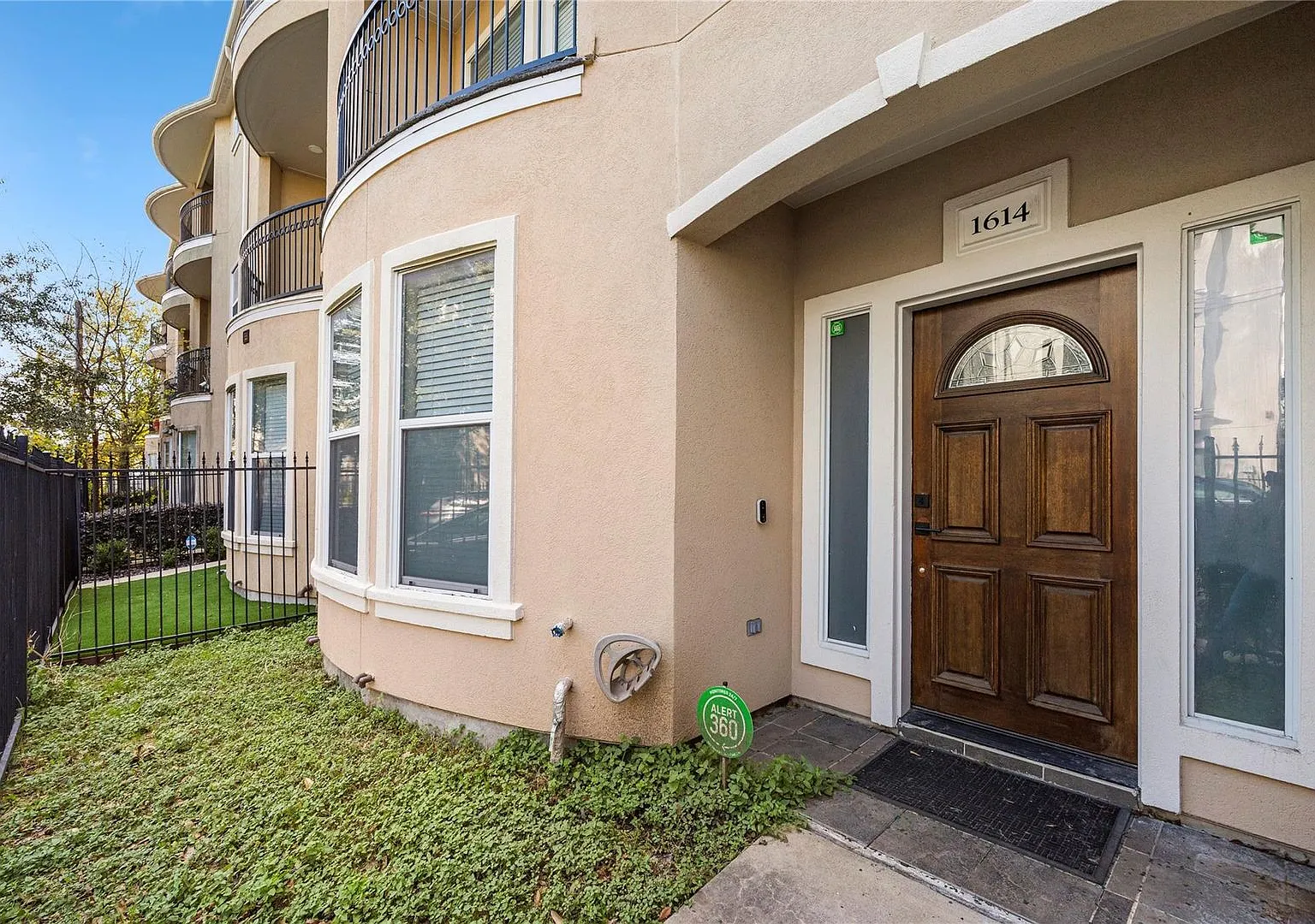 3-Story Townhome in Midtown 3BR/3.5BA with Private Balconies — Photo 4