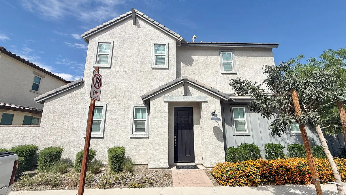 4 bed, 3.0 bath, 1947 sqft, $2,500 — Photo 1