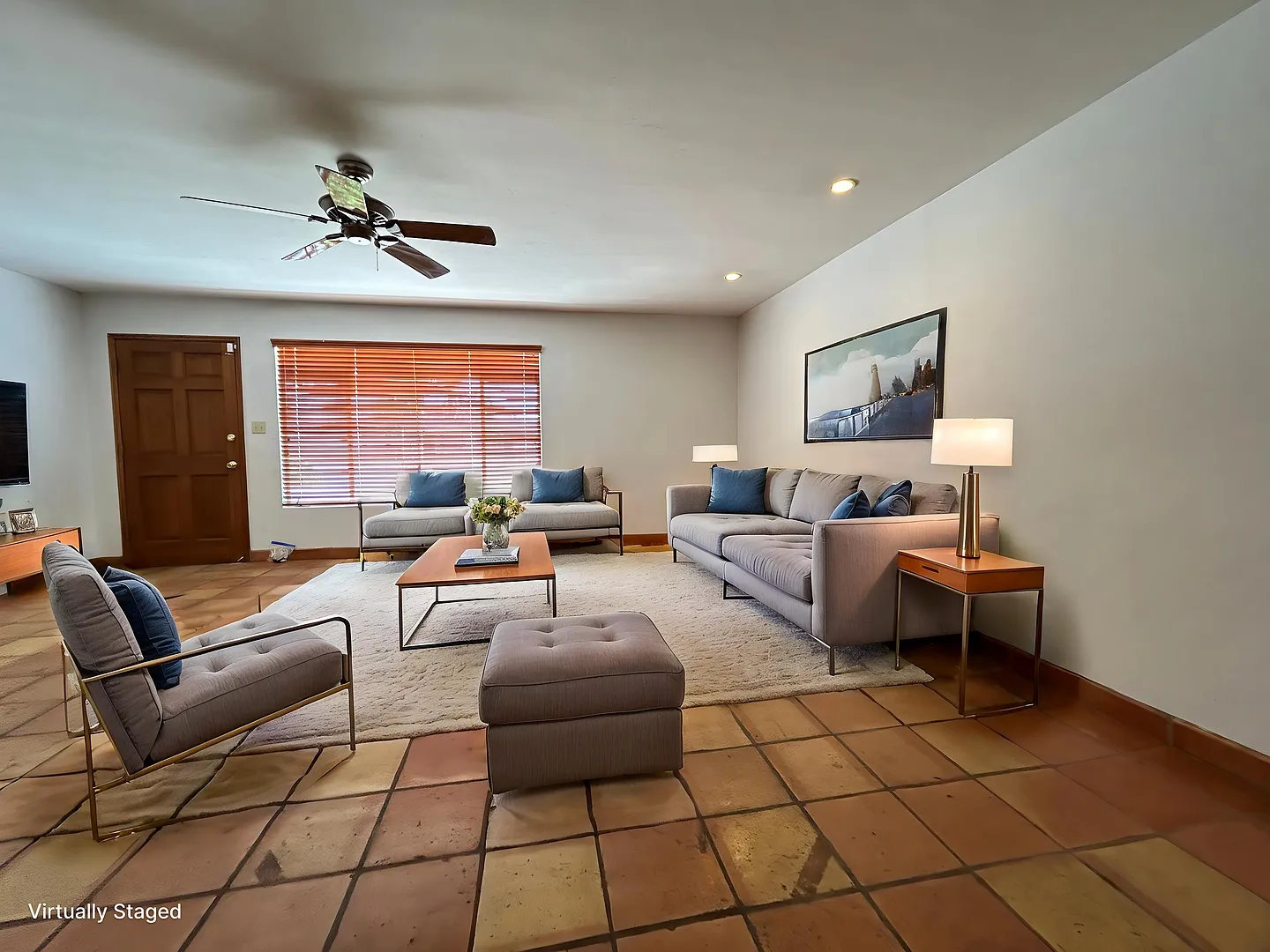 Beautiful Red Brick Home On A Large Cul-de-Sac Lot Near Camelback Road. — Photo 3