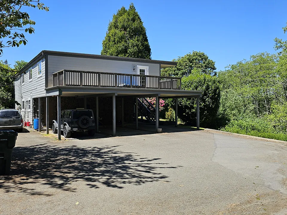 323 6th Ave #2