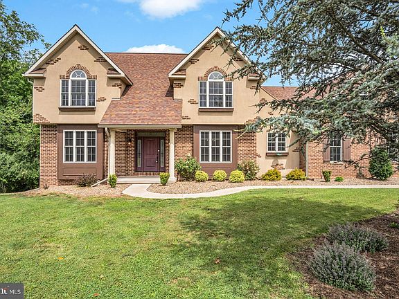 2nd image of 4002 Glenfinnan Pl