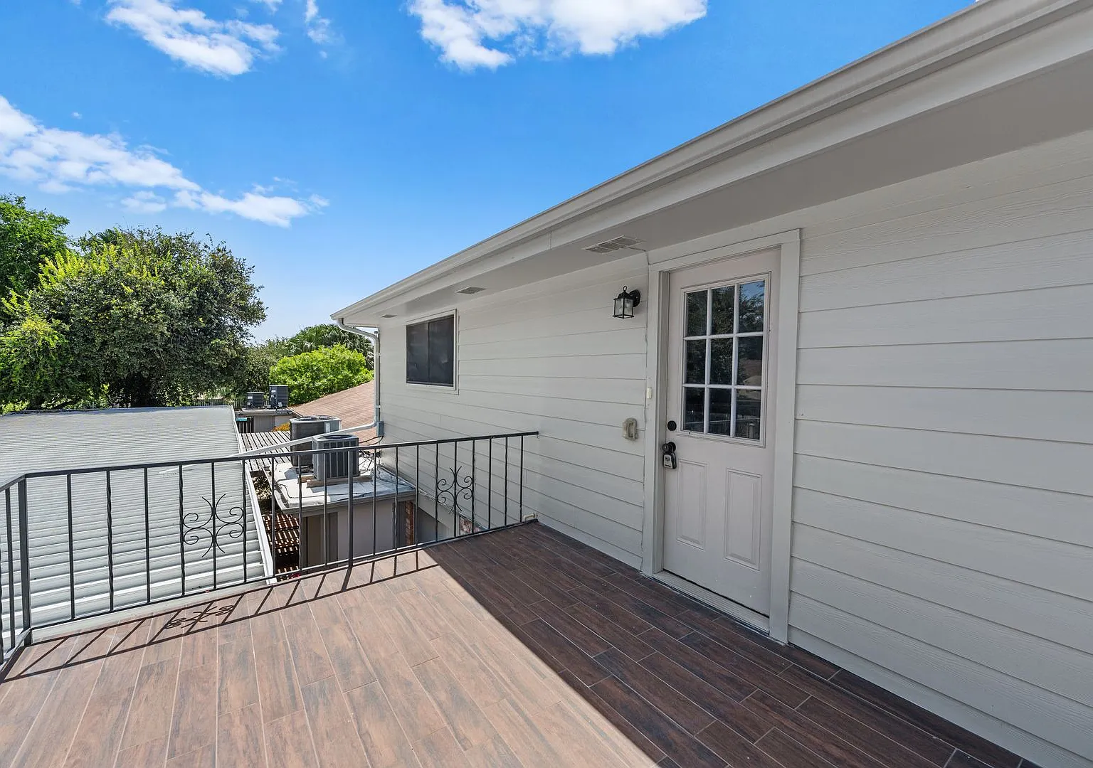 Centrally Located Apartment with Pool!! — Photo 2
