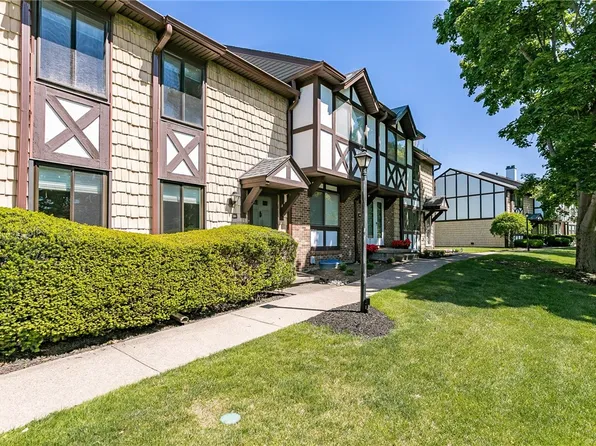 35 New Wickham Dr, Penfield, NY 14526