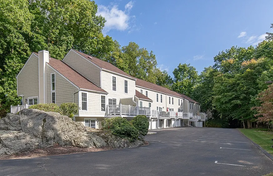 Building Photo - Greenwich Oaks