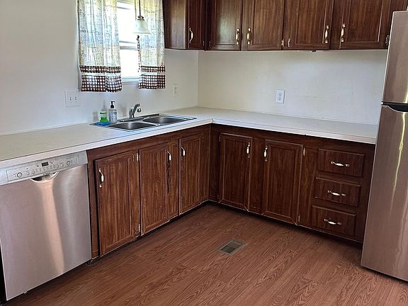 Kitchen equipped with Stove/Oven, Dishwasher, Fridge.