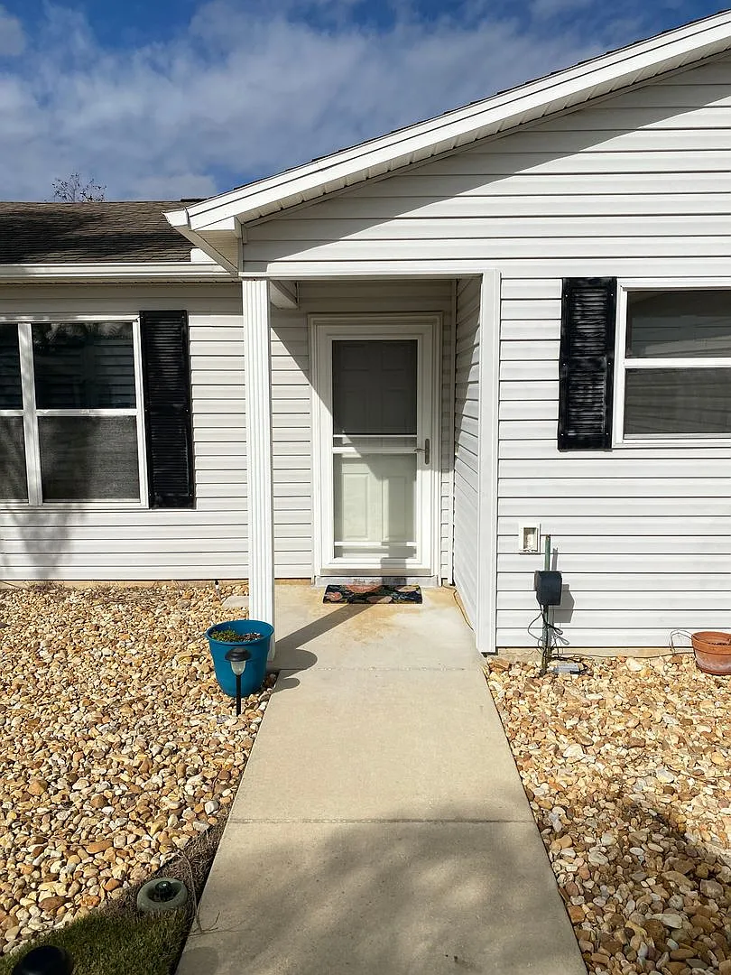 Building Photo - 2551 Raintree Dr
