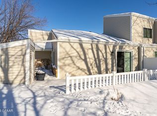 87 Parkview Cir, Grand Forks, ND 58201