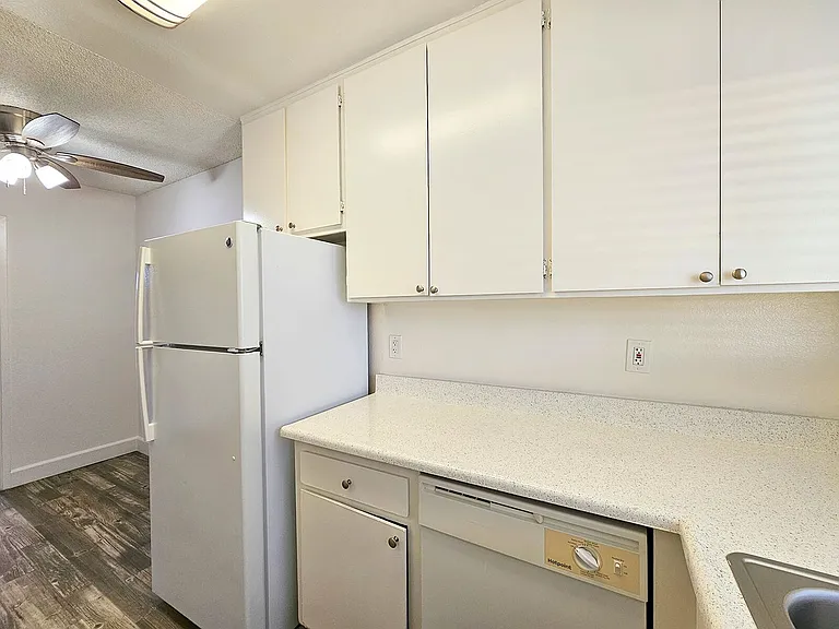Crestwood Apartments — Photo 8