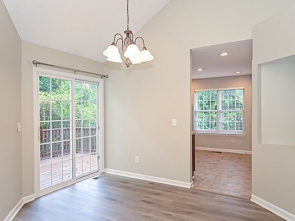 5th image of 428 Brownstone St