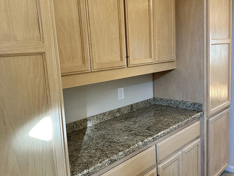 2221 Banbury Cir — Photo 35