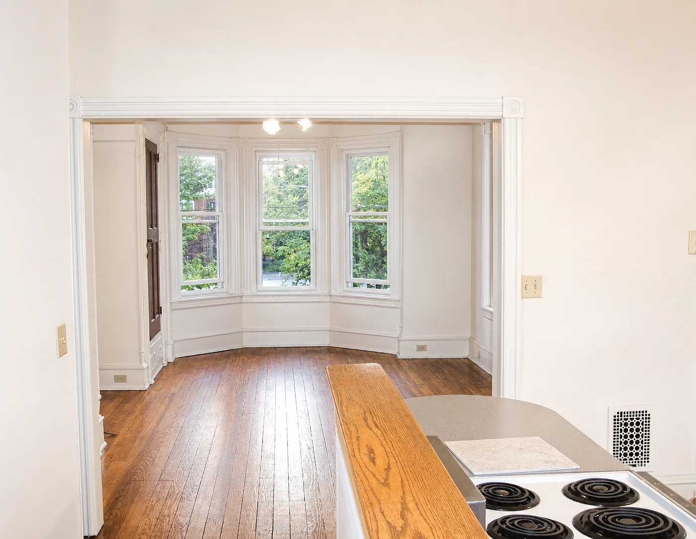 3 bed, $2,050 — Photo 2